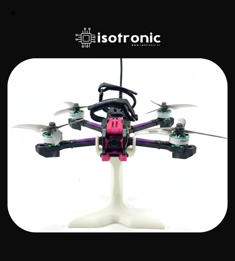 Üzerinde 5 inç yarış dronu ve aksiyon kamerası bulunan siyah renkli masaüstü FPV drone standı
